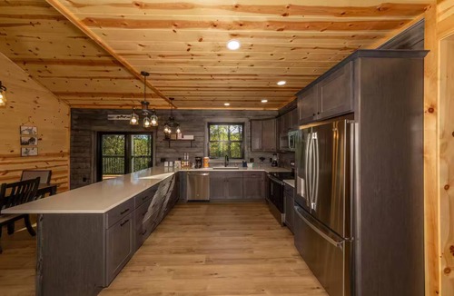Logan Cabin | Shay's Western Luxury Retreat-Hot Tub-Sleeps 16 in Logan close to Old Man’s Cave