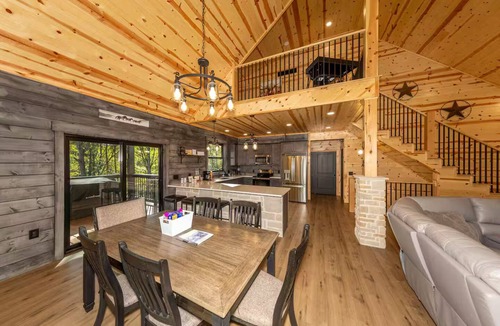 Logan Cabin | Shay's Western Luxury Retreat-Hot Tub-Sleeps 16 in Logan close to Old Man’s Cave