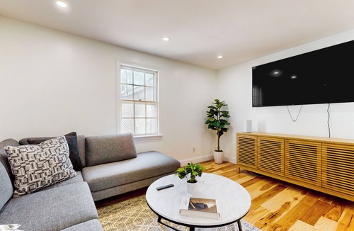 Everett House | Shop, Dine, Unwind! Gateway to Boston Sights