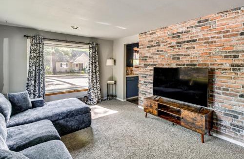 Prudenville House | Shop, Dine, Walk to Houghton Lake! Family Getaway