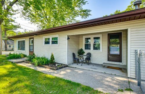 Prudenville House | Shop, Dine, Walk to Houghton Lake! Family Getaway