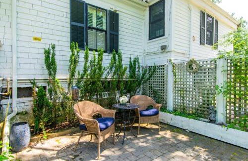 Yarmouth Port House | Shopping Restaurants 6 mins to Beach AC