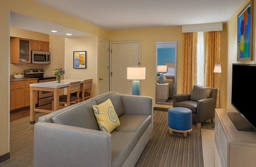 Middleburg Heights Hotel | Short Walk to Lake to Lake Western Trail Head! 2 Spacious Units W/Full Kitchen