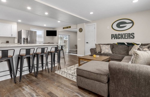 Ashwaubenon House | Short walk to Lambeau Field!!!