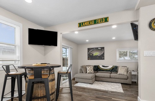 Ashwaubenon House | Short walk to Lambeau Field!!!