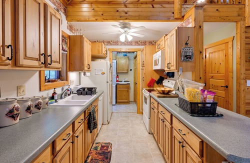 Town of Westfield Cabin | Short Walk to Lawrence Lake! Rustic Cabin w/Deck