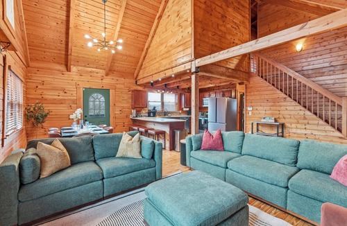 Nelsonville Cabin | Showtime! Movie theater/Karaoke Firepit and HOT TUB NEW