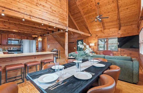 Nelsonville Cabin | Showtime! Movie theater/Karaoke Firepit and HOT TUB NEW