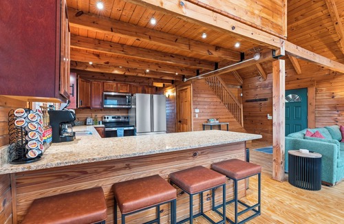 Nelsonville Cabin | Showtime! Movie theater/Karaoke Firepit and HOT TUB NEW