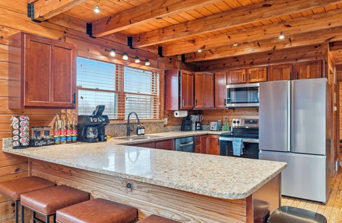 Nelsonville Cabin | Showtime! Movie theater/Karaoke Firepit and HOT TUB NEW