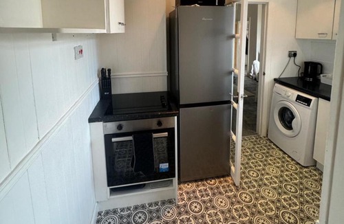 Heaton Apartment | Simonside Apartment - Sleeps 6 - Pets Ok - Parking