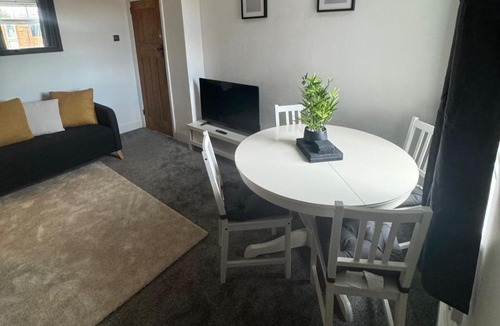 Heaton Apartment | Simonside Apartment - Sleeps 6 - Pets Ok - Parking