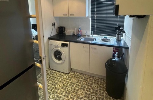 Heaton Apartment | Simonside Apartment - Sleeps 6 - Pets Ok - Parking