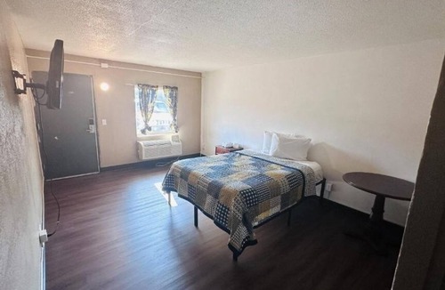 Fort Wayne Hotel | Simple King Room Close to Lakeside Park Rose Garden