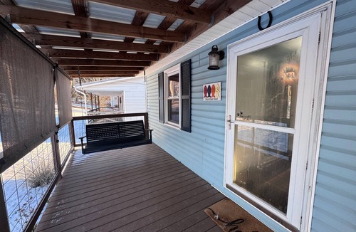 Chaplin House | Sip, Soak & Stay | Bourbon Trail Lakehouse Gem
