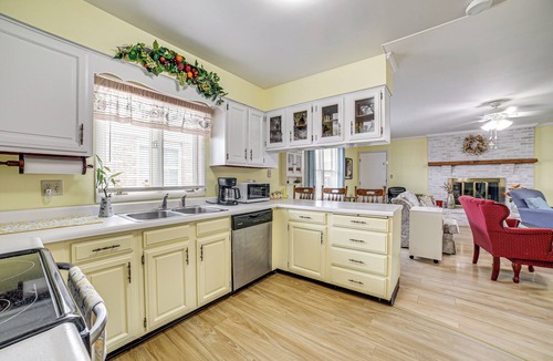 Sistersville House | Sistersville Home w/Sunroom: Half-Mi to River