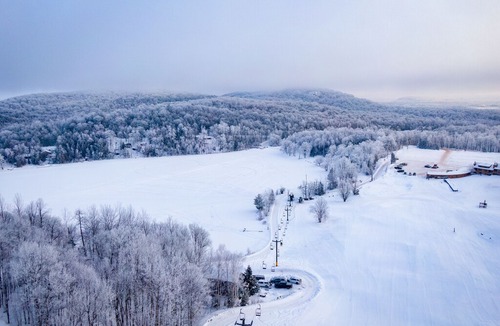 Upson House | Ski-in/out 1 Bdrm Chalet w sauna on slopes, lake & golf course - sleeps 2