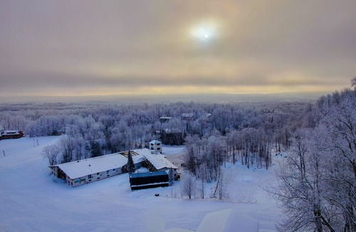 Upson House | Ski-in/out 1 Bdrm Chalet w sauna on slopes, lake & golf course - sleeps 2