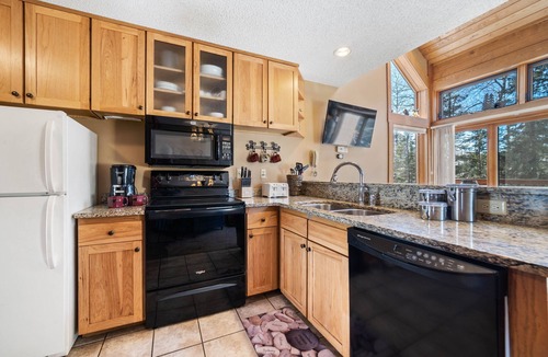 Lutsen House | Ski in/out at Lutsen Mountains. Family-sized base camp, on the trails in Lutsen!