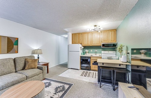 Red River Condo | Ski-In/Ski-Out Main Street Condo: Newly Renovated