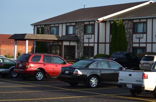 Delavan Hotel | Sky Lodge Inn & Suites - Delavan