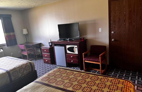 Delavan Hotel | Sky Lodge Inn & Suites - Delavan