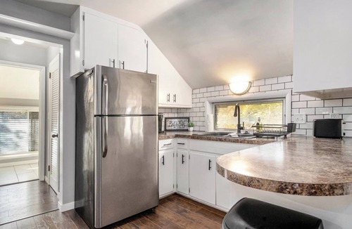 John Ball Park Apartment | Skyline View Apartment w/Private Parking