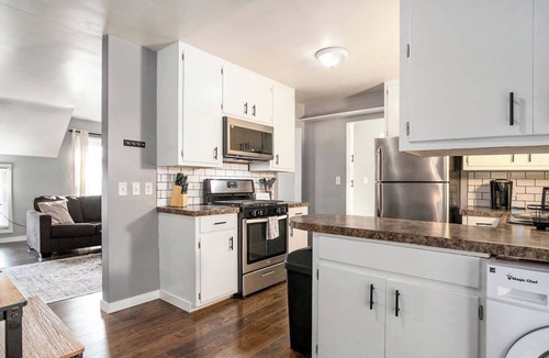John Ball Park Apartment | Skyline View Apartment w/Private Parking