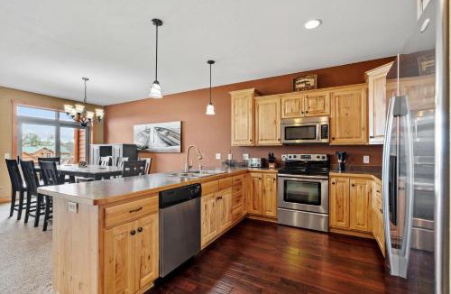 McGregor House | Sleep 10-Big Sandy Villa-Luxury-Lake view deck