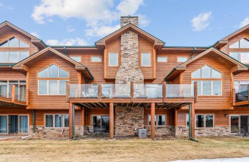 McGregor House | Sleep 10-Big Sandy Villa-Luxury-Lake view deck