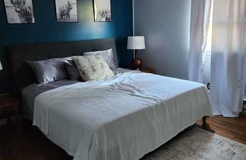 Howard House | Sleep up to 6, bring your dogs, relax and enjoy