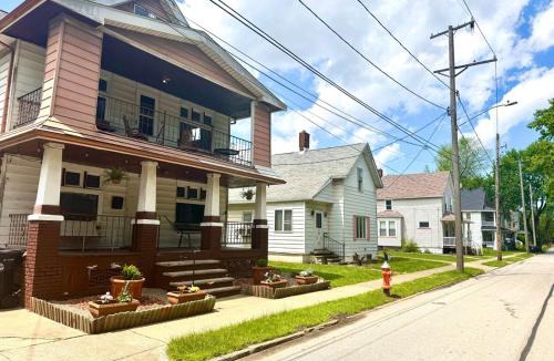 Cleveland House | Sleep with a Lion! 6 bedroom house, near downtown, Ohio city Tremont!