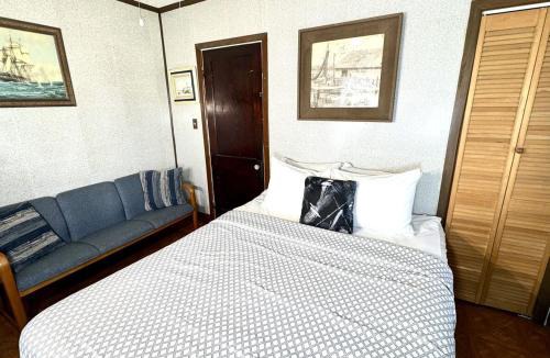 Cleveland House | Sleep with a Lion! 6 bedroom house, near downtown, Ohio city Tremont!