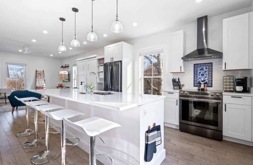 Oakdale Apartment | Sleeps 10 | 2 Kitchens | Near Back Cove | Parking