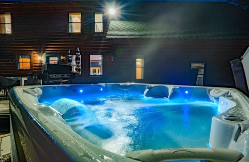 Sunday River Area Ski Chalet | Sleeps 20 | Hot Tub | Game Room | Fire Pit |4500SF