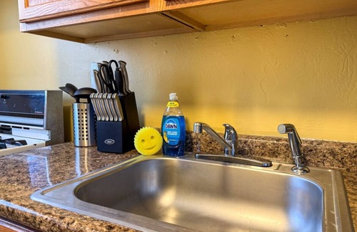 Mount Oliver Apartment | Sleeps 4! 1 Bedroom, 2 Beds w/Parking + WIFI
