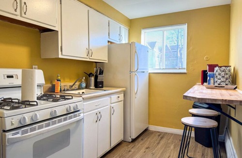Mount Oliver Apartment | Sleeps 4! 1 Bedroom, 3 Beds w/Parking + WIFI