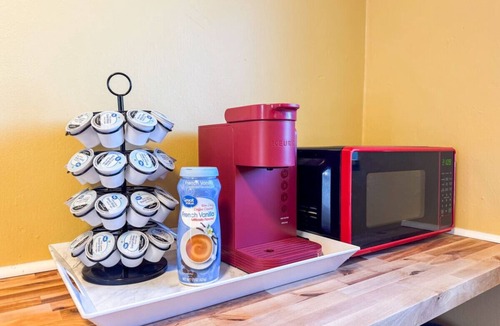 Mount Oliver Apartment | Sleeps 4! Cozy 1 Bedroom w/Comfy Queen Mattress