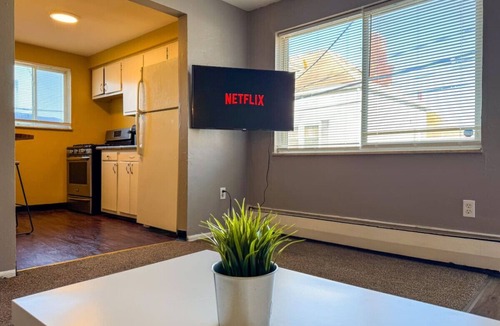 Mount Oliver Apartment | Sleeps 4! Cozy 1 Bedroom w/Comfy Queen Mattress