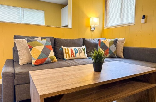 Mount Oliver Apartment | Sleeps 6! Homey 2 Bedroom with 5 Beds + WIFI