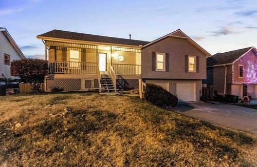 I-435 West KC-KS House | Sleeps 8 4Bedrooms Parking & Wifi