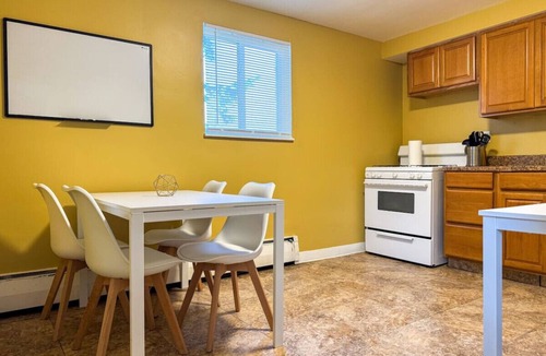 Mount Oliver Apartment | Sleeps 9! 2 Bedrooms 6 Beds + Parking & WIFI