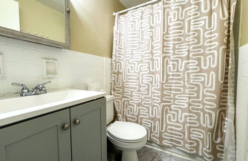 Mount Oliver Apartment | Sleeps 9! 2 Bedrooms 6 Beds + Parking & WIFI