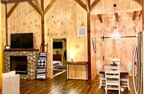 Frenchburg Cabin | Sleepy Hollow 2-bedroom cabin with Hot Tub, WiFi near Red River Gorge
