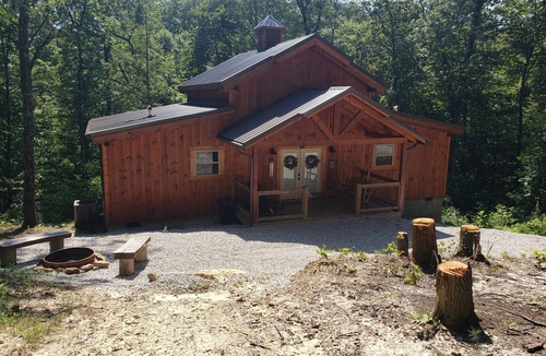 Frenchburg Cabin | Sleepy Hollow 2-bedroom cabin with Hot Tub, WiFi near Red River Gorge