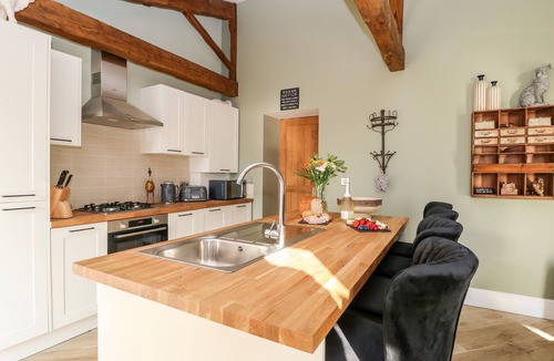 Lofthouse Cottage | SNAVE COTTAGE, pet friendly, with hot tub in Appletreewick