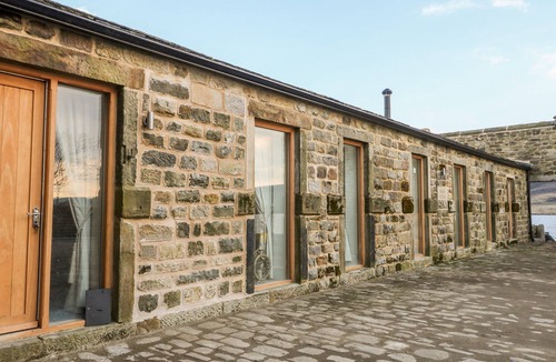 Lofthouse Cottage | SNAVE COTTAGE, pet friendly, with hot tub in Appletreewick