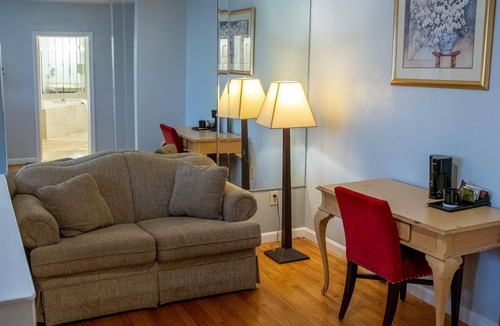 Main Street Hyannis House | SNK - Princess Suite with Jacuzzi