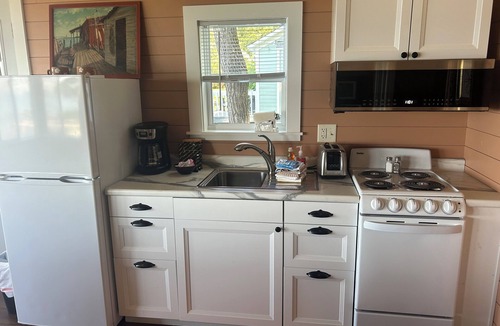 Sturgeon Bay Cottage | Snug Harbor Inn - Midship Cottage