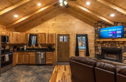 Laurelville Cabin | Snuggle Inn - Cozy Couple's Cabin in Hocking Hills